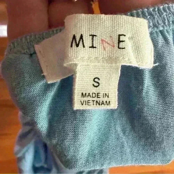 LIKE NEW Layered Handkerchief Crop Top - Picture 4 of 4